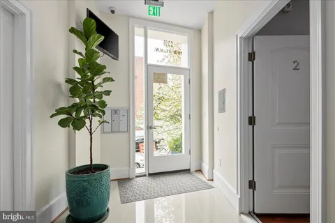 a view of entryway with a flower pot and a bookshelf