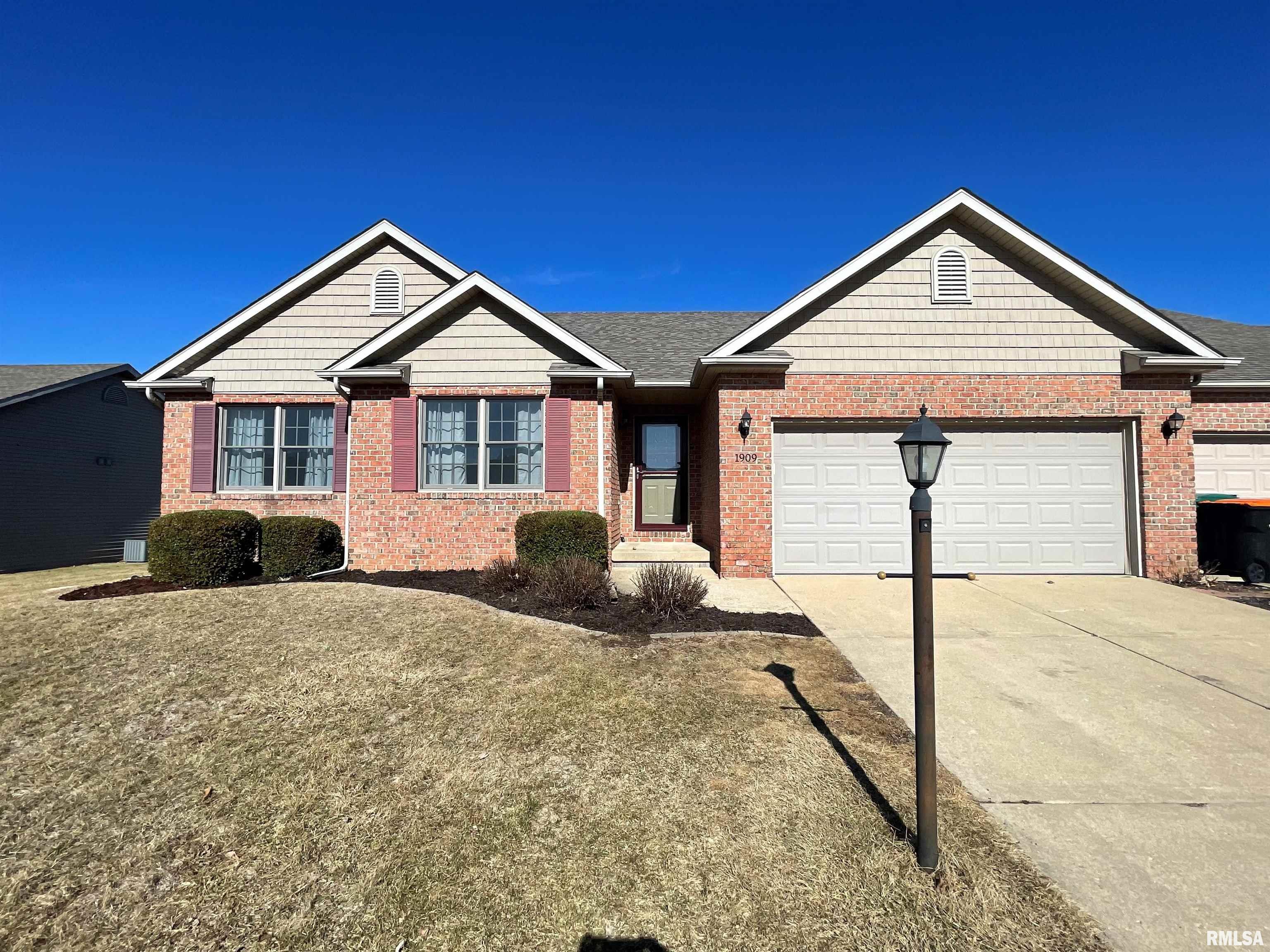 1909 English Oak Washington, IL 61571 - Photo 1 of 27
