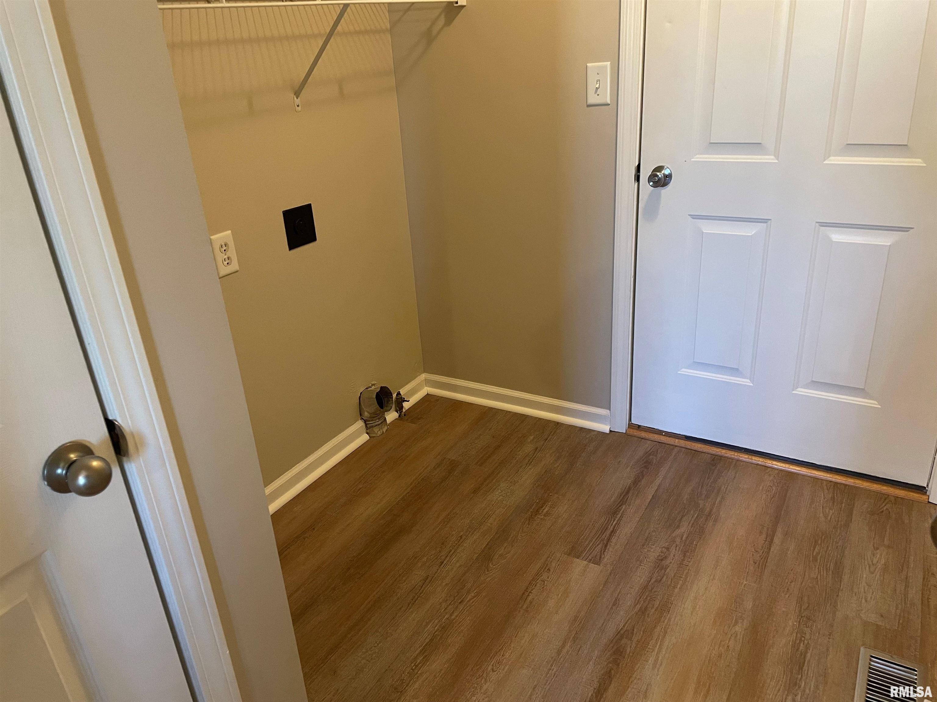 1909 English Oak Washington, IL 61571 - Photo 13 of 27