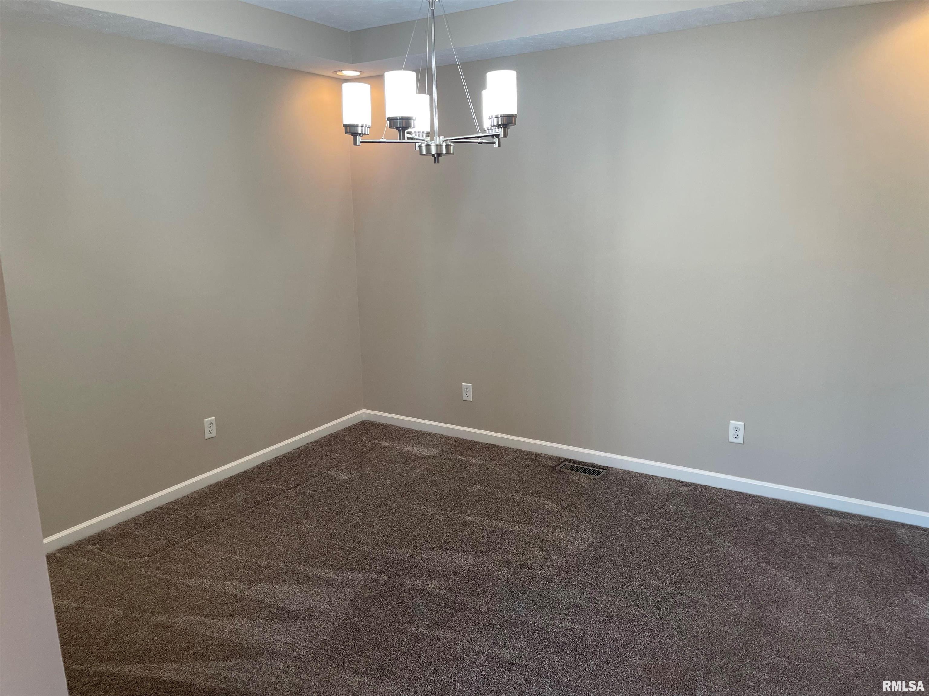 1909 English Oak Washington, IL 61571 - Photo 7 of 27