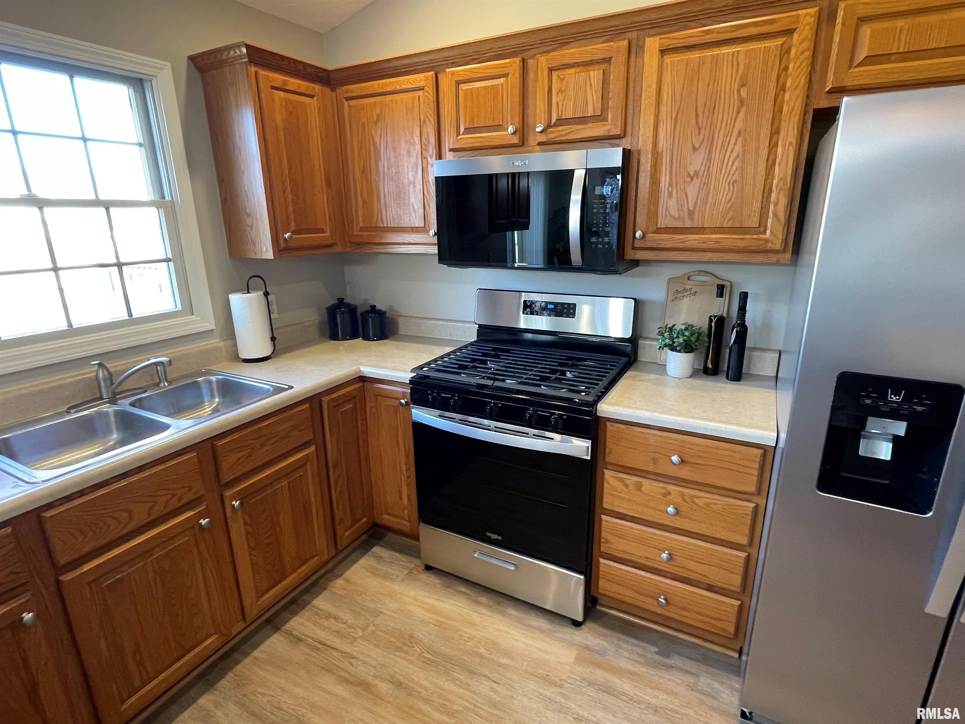 1909 English Oak Washington, IL 61571 - Photo 9 of 27