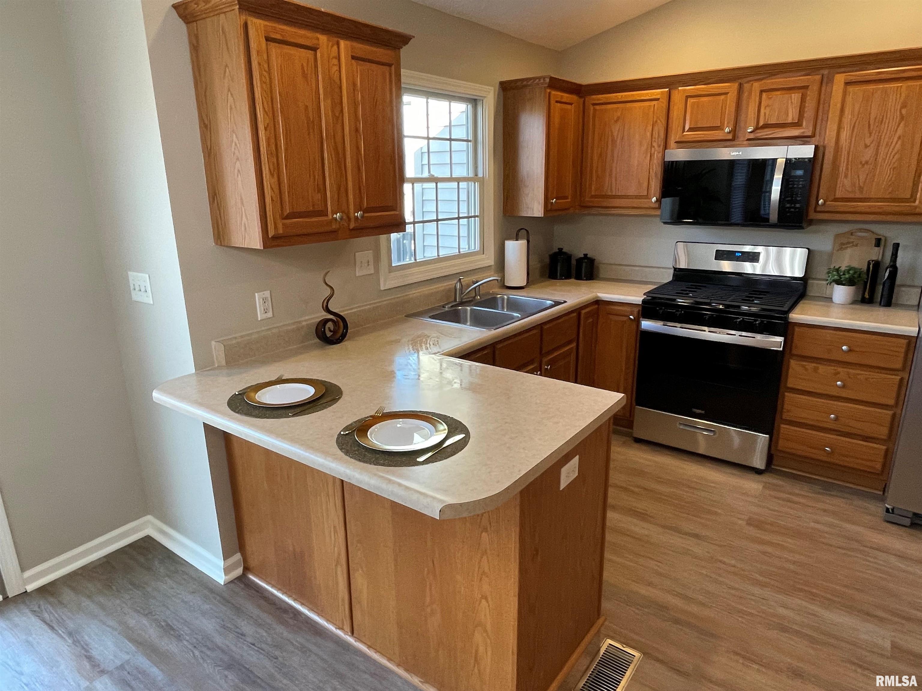 1909 English Oak Washington, IL 61571 - Photo 10 of 27