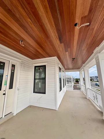 a view of livingroom with furniture