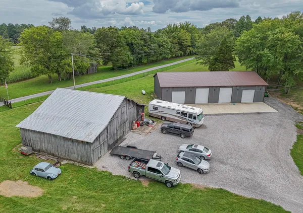 $950,000 | 118 Robert Simmons Road, Westmoreland, TN 37186