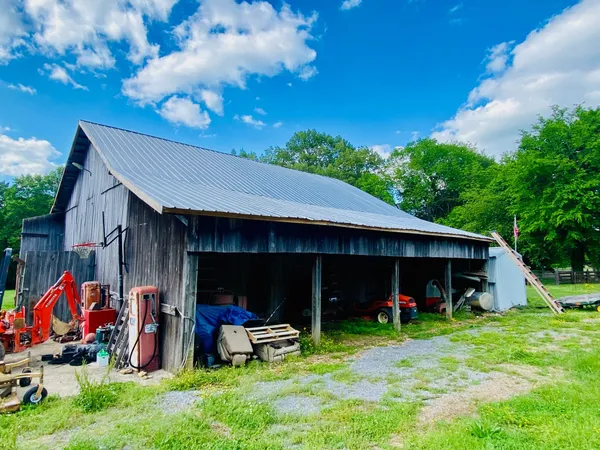 $950,000 | 118 Robert Simmons Road, Westmoreland, TN 37186