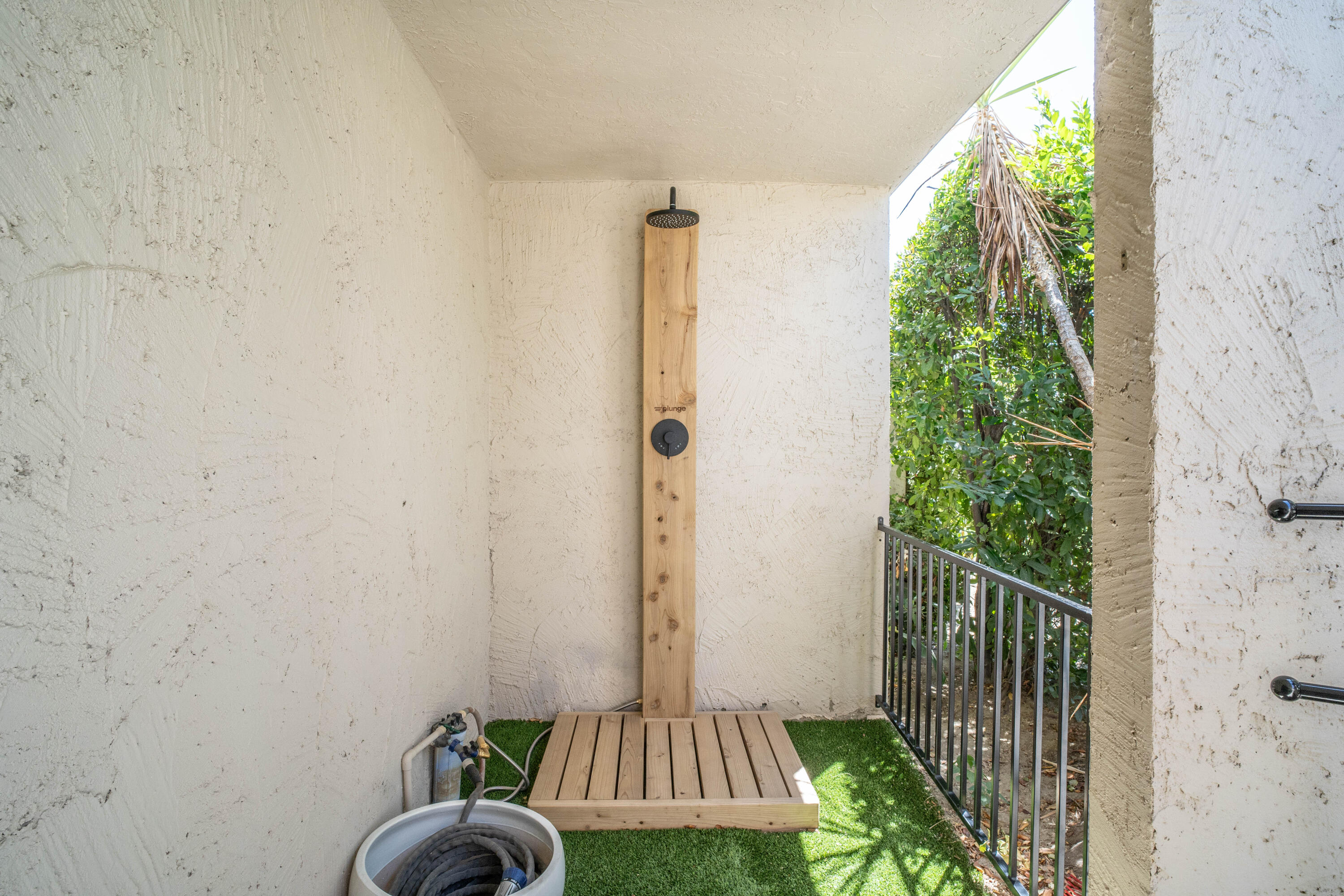 45705 Pawnee Road Indian Wells, CA 92210 - Photo 64 of 68 Outdoor Shower
