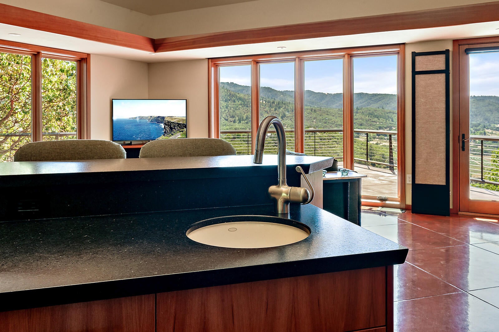 4922 Pioneer Road Medford, OR 97501 - Photo 23 of 70 Kitchen Island/living room