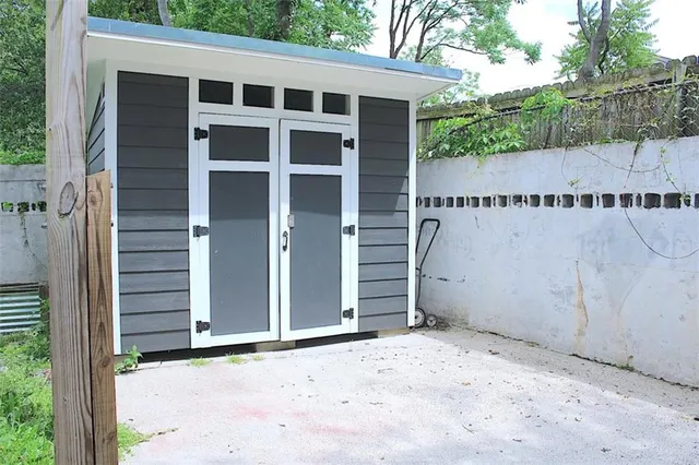 a view of a house with a backyard