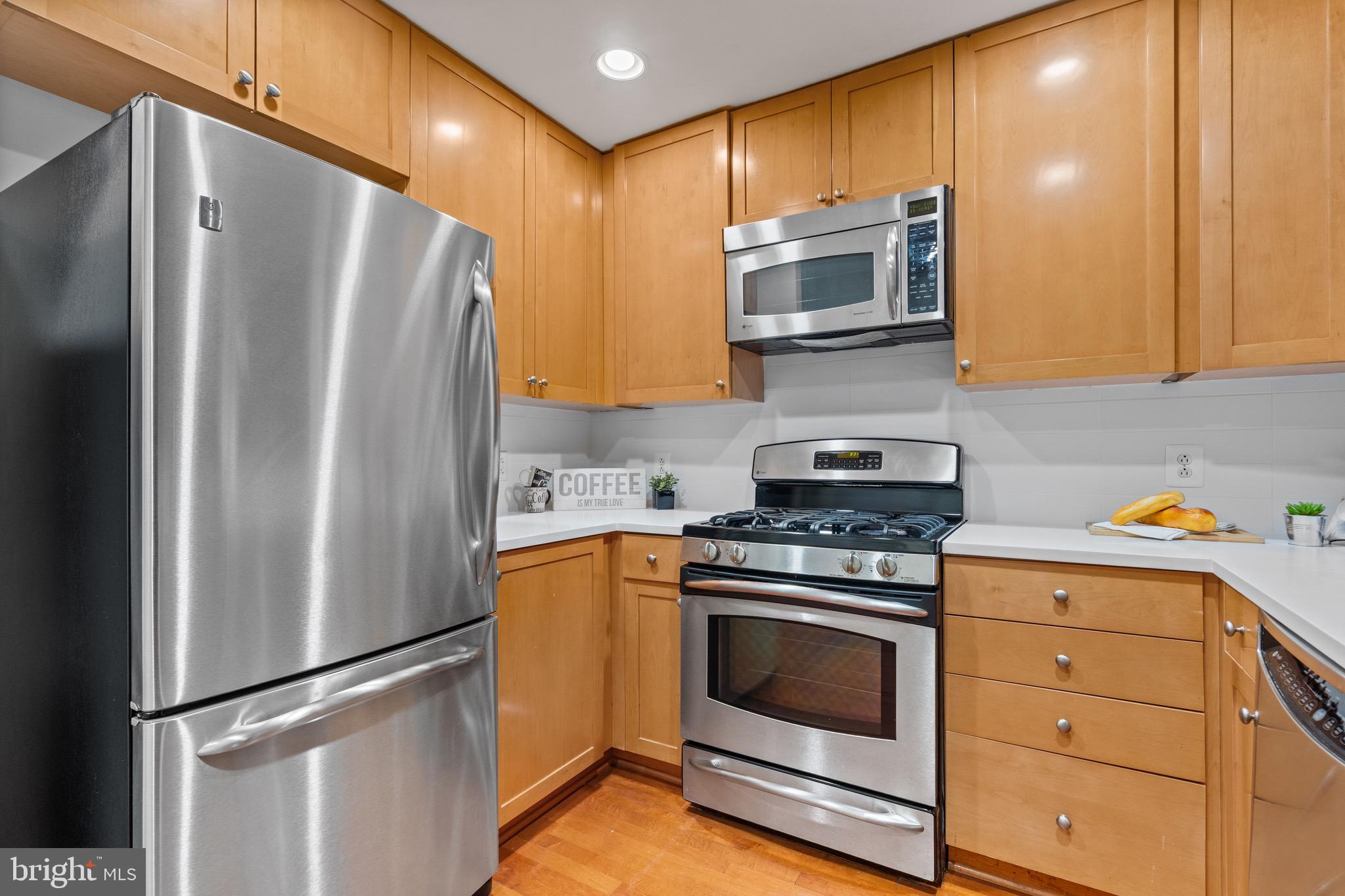 3650 South Glebe Road, Unit 1147 Arlington, VA 22202 - Photo 18 of 51 a kitchen with a refrigerator stove and microwave