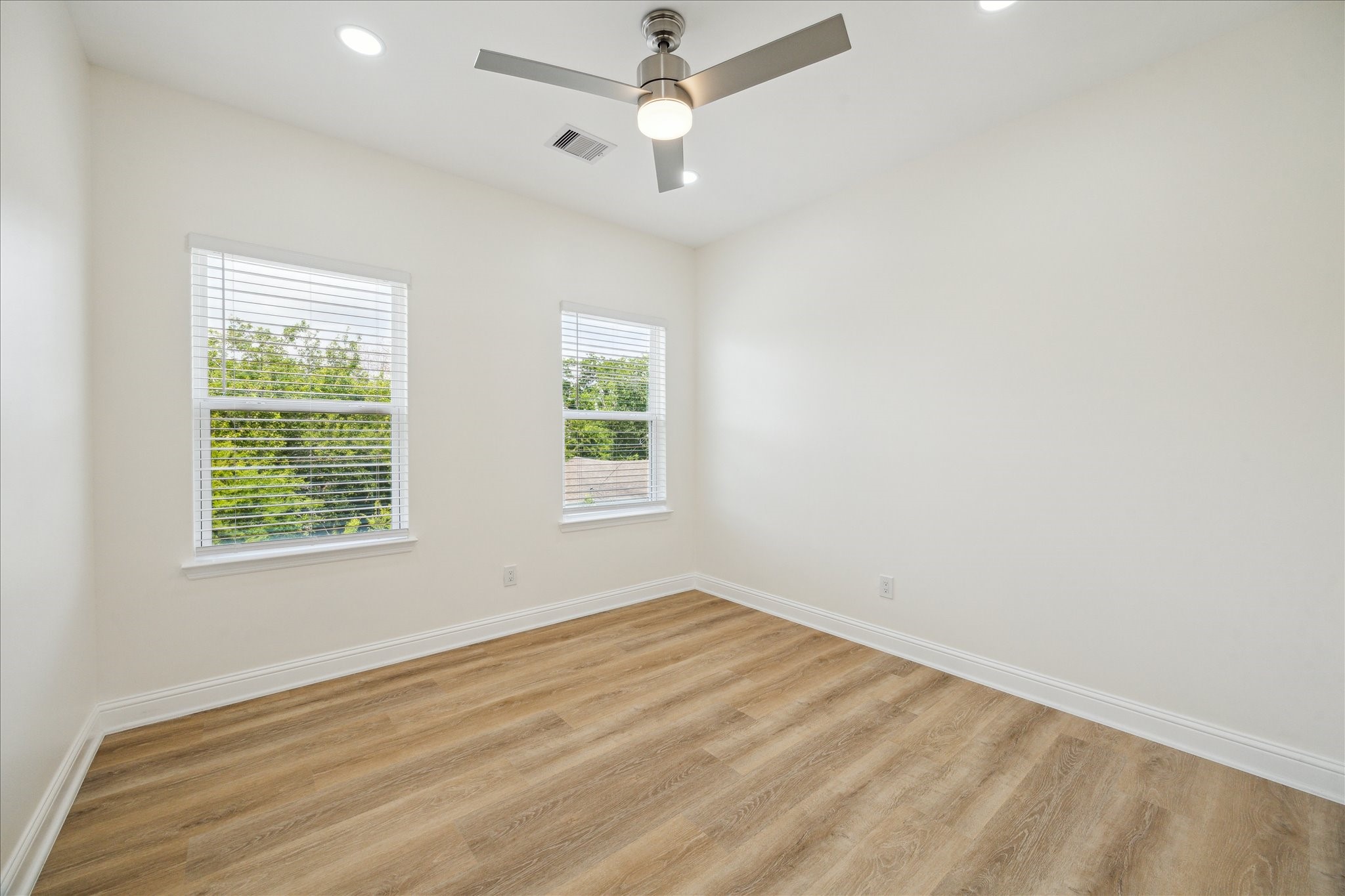 901 East 37th Street Houston, TX 77022 - Photo 14 of 19 an empty room with a window and ceiling fan