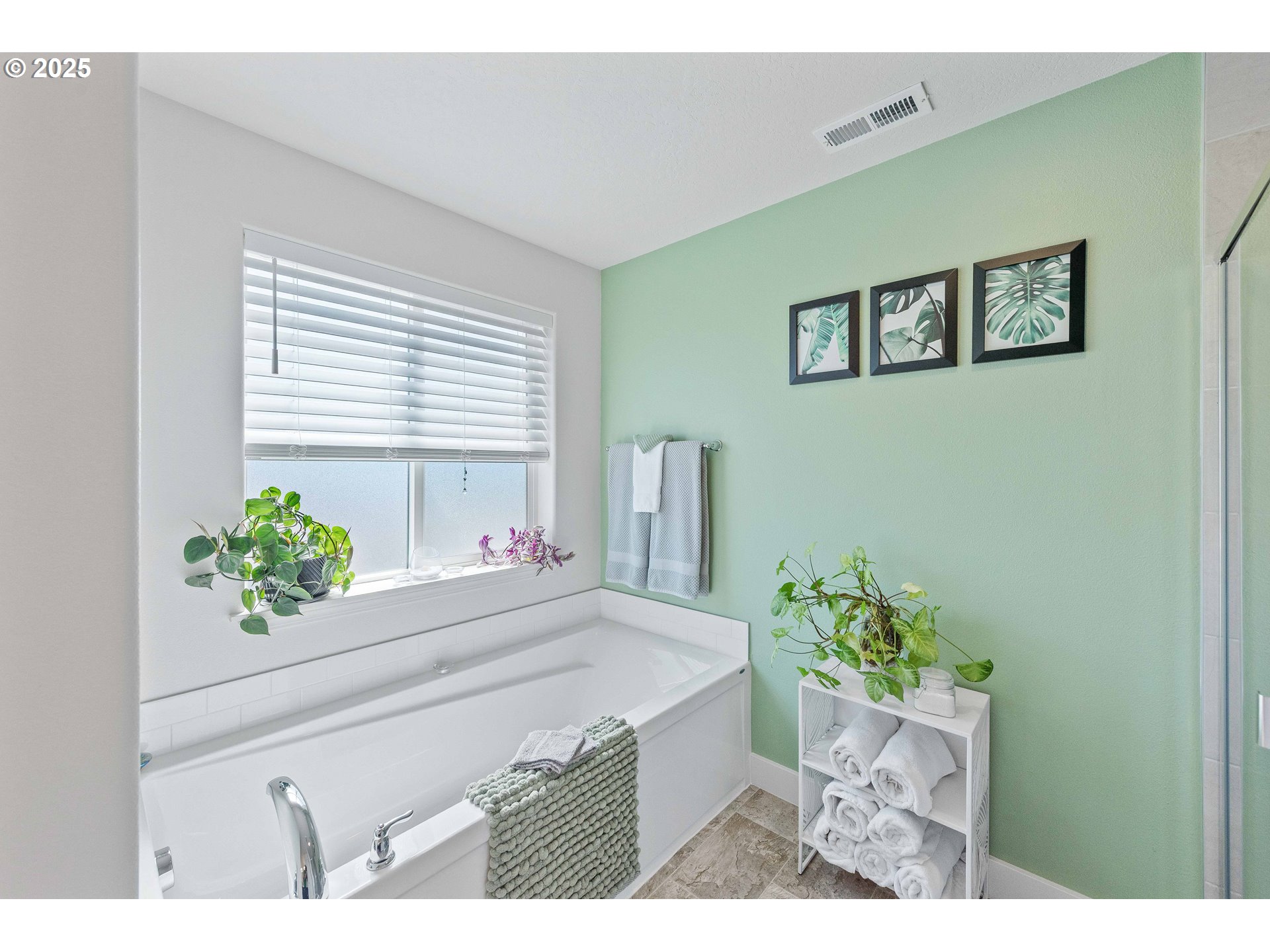 764 Seacrest Drive Bandon, OR 97411 - Photo 24 of 43 a living room with a potted plant