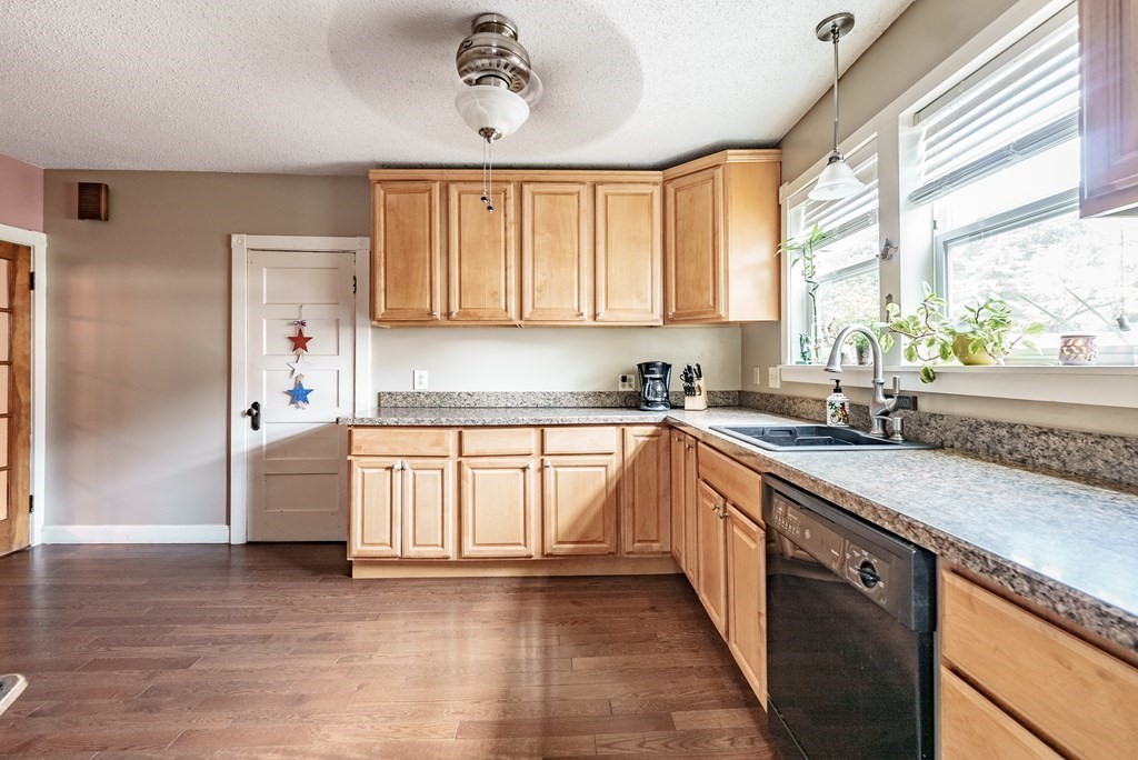 85 Trafton Road Springfield, MA 01108 - Photo 6 of 42 Gallery Image 6