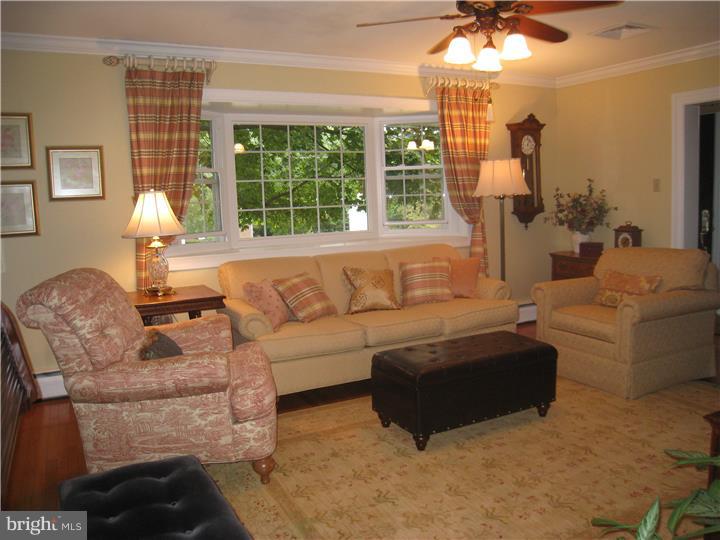 3205 Polk Road Norristown, PA 19403 - Photo 8 of 25 Living Room