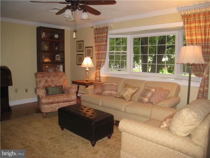 3205 Polk Road Norristown, PA 19403 - Photo 9 of 25 Living Room