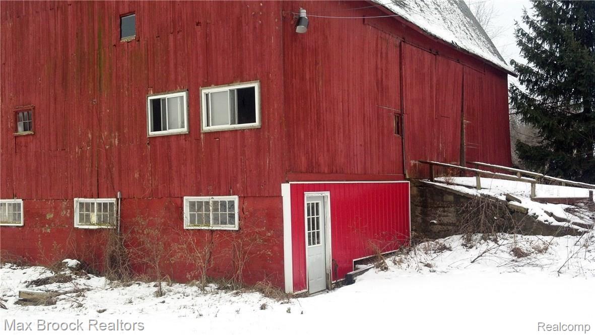 9620 Allen Road Clarkston, MI 48348 - Photo 9 of 99 barn2.jpg