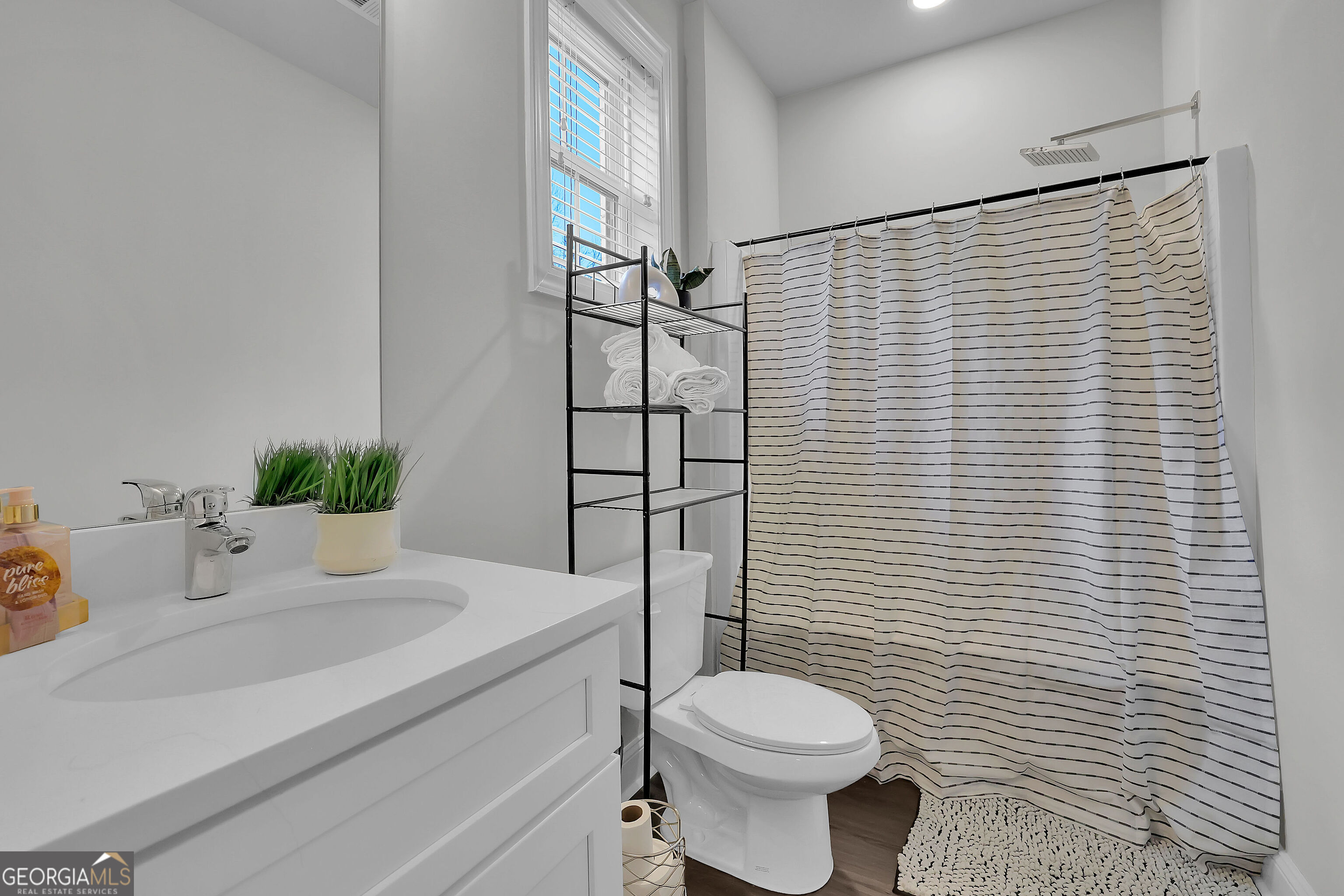 8026 Linfield Way Sandy Springs, GA 30350 - Photo 8 of 13 Gallery Image 8