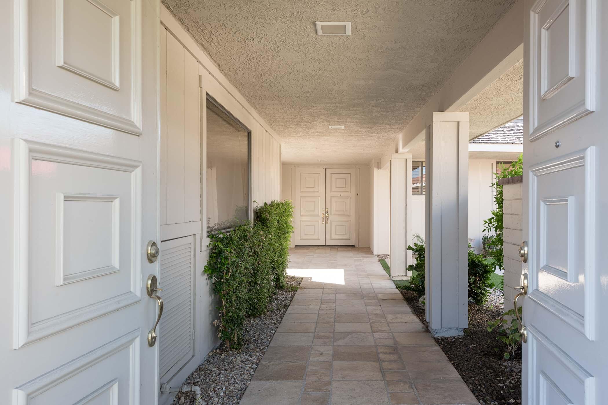 5 Briarcliff Court Rancho Mirage, CA 92270 - Photo 7 of 45 Walkway