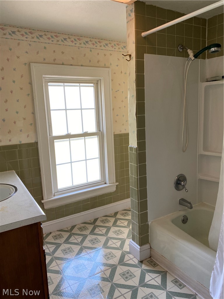 7706 Sanborn Road Ashtabula, OH 44004 - Photo 15 of 35 Upper full bath 8 x 6