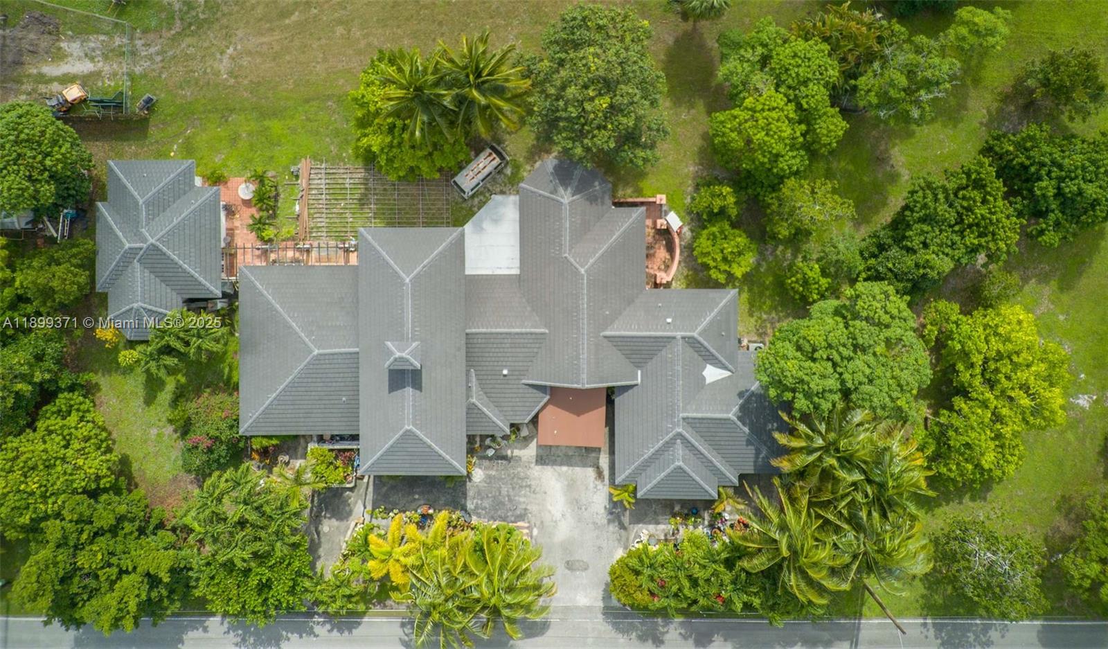 5400 Palm Tree Road Plantation, FL 33317 - Photo 2 of 8 an aerial view of a house with a yard