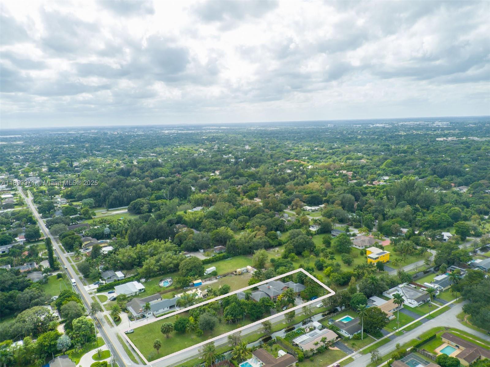 5400 Palm Tree Road Plantation, FL 33317 - Photo 6 of 8 a view of a city