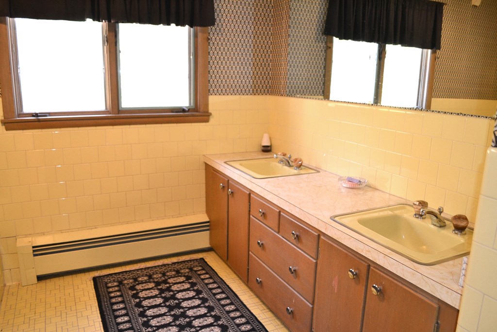 328 Angell Road Lincoln, RI 02865 - Photo 27 of 38 Second floor bathroom