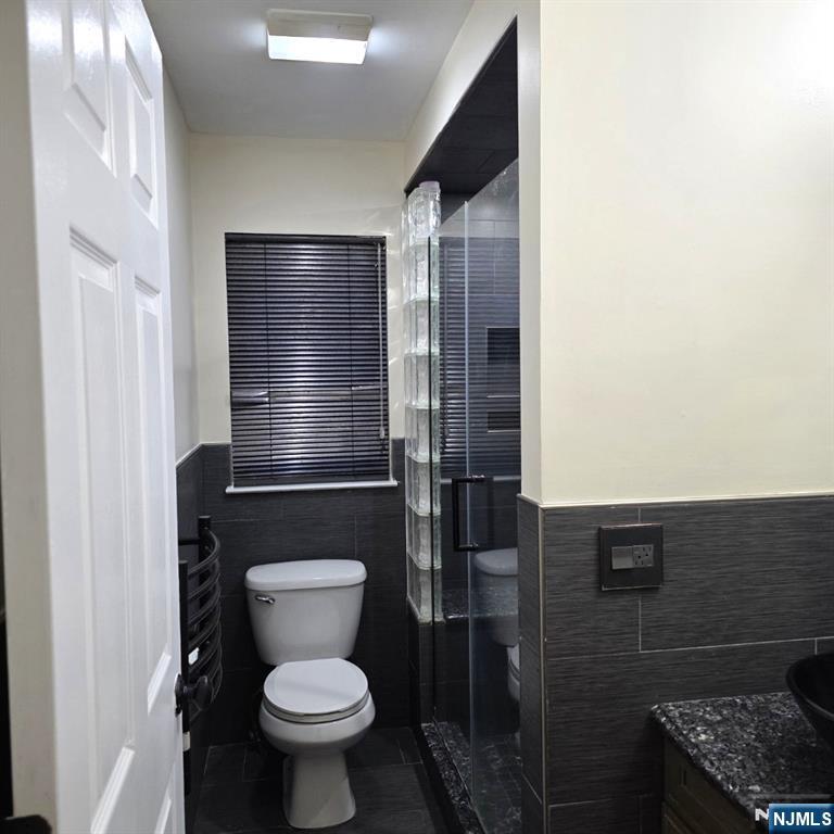 24 Van Vechten Street, Unit 2 Newark, NJ 07114 - Photo 13 of 36 a bathroom with a toilet