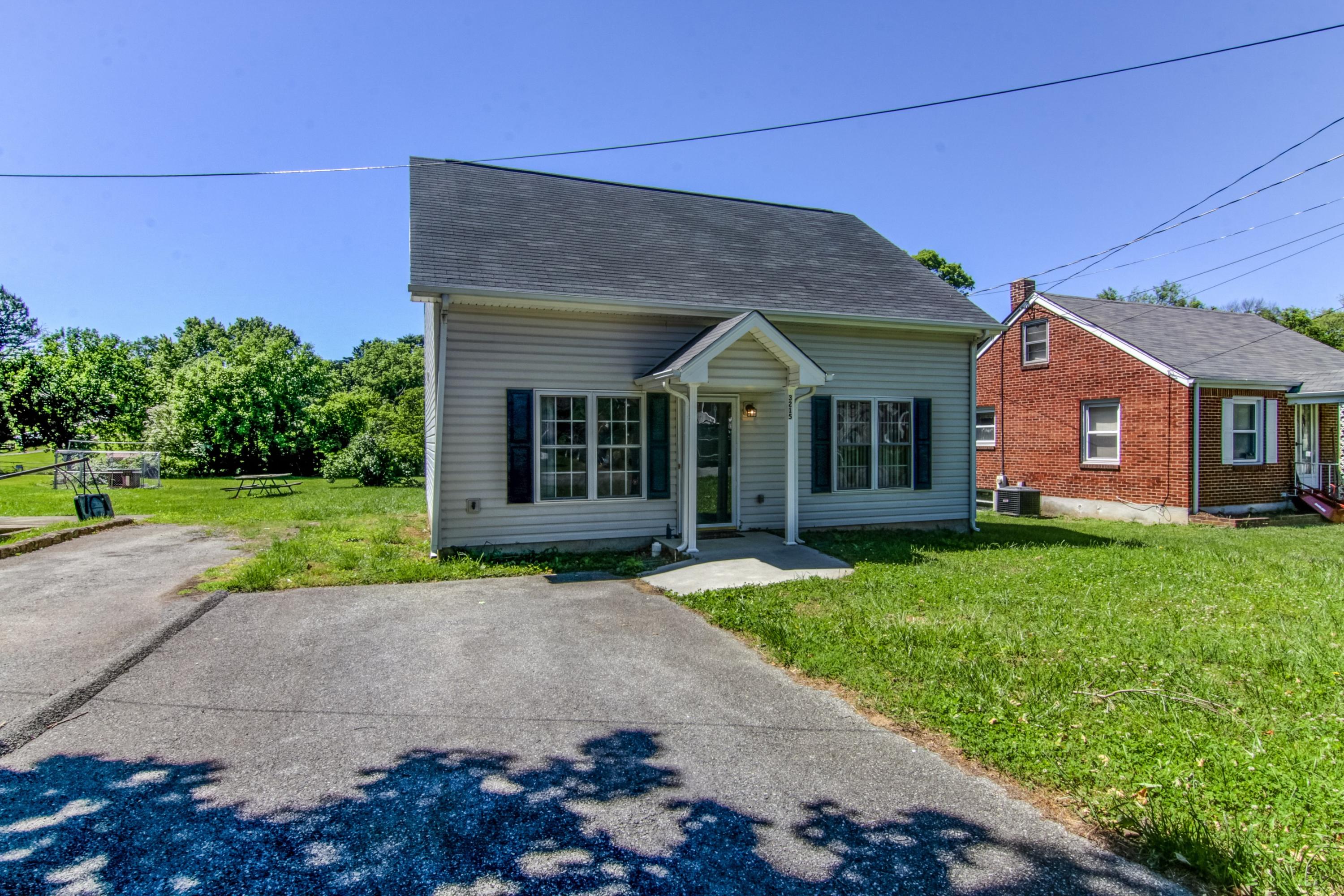 3215 Ventnor Road Southeast Roanoke, VA 24014 - Photo 1 of 25 001-233753-3215 Ventnor Ave SE-27_511970
