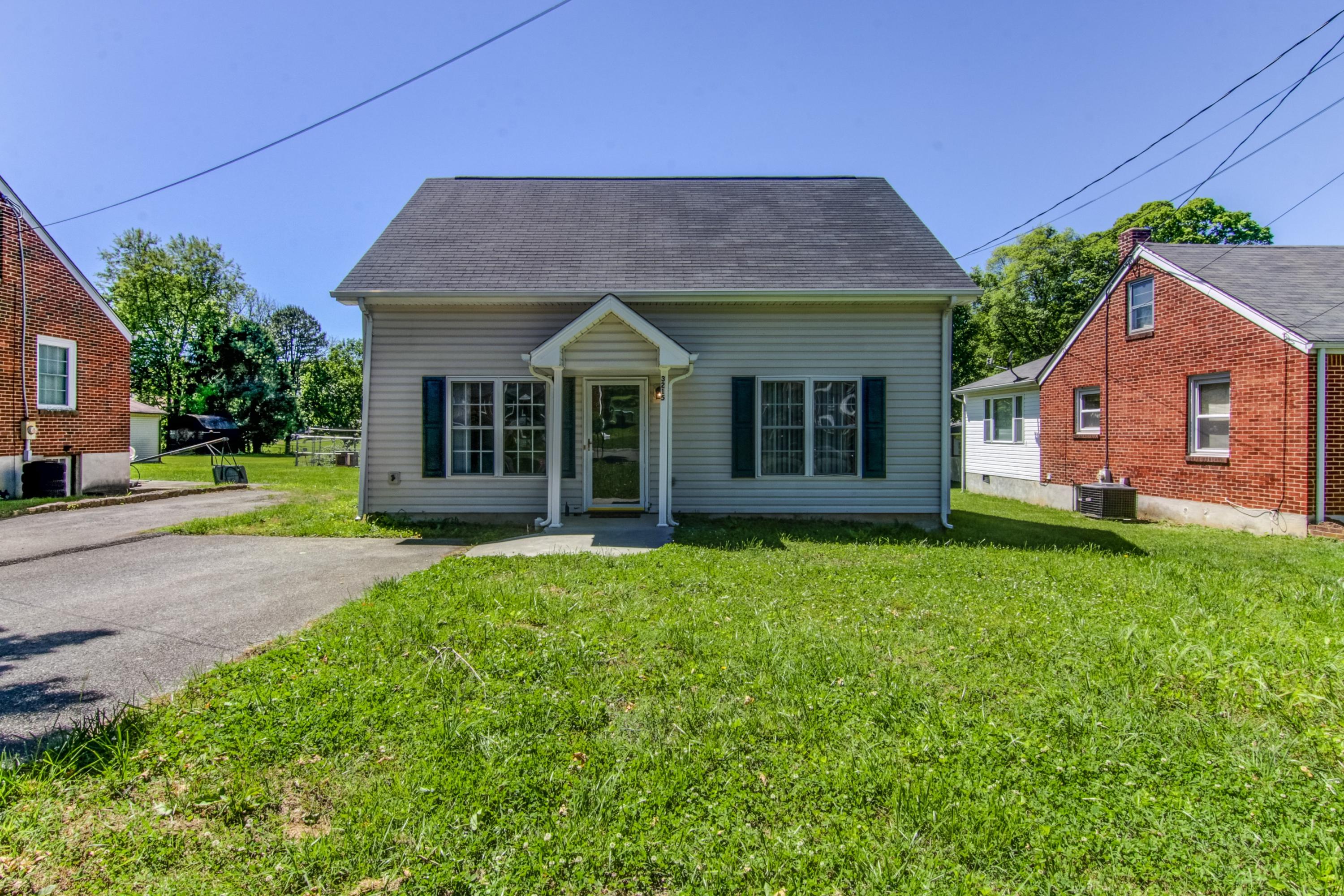 3215 Ventnor Road Southeast Roanoke, VA 24014 - Photo 2 of 25 002-233753-3215 Ventnor Ave SE-26_511970