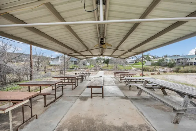 a view of a back yard