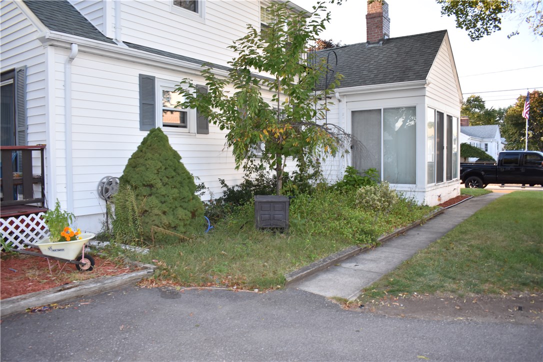 129 Carter Avenue Pawtucket, RI 02861 - Photo 4 of 28