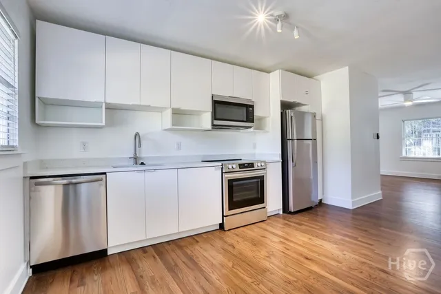 $2,200 | 916 Maupas Avenue, Unit TWO, Savannah, GA 31401