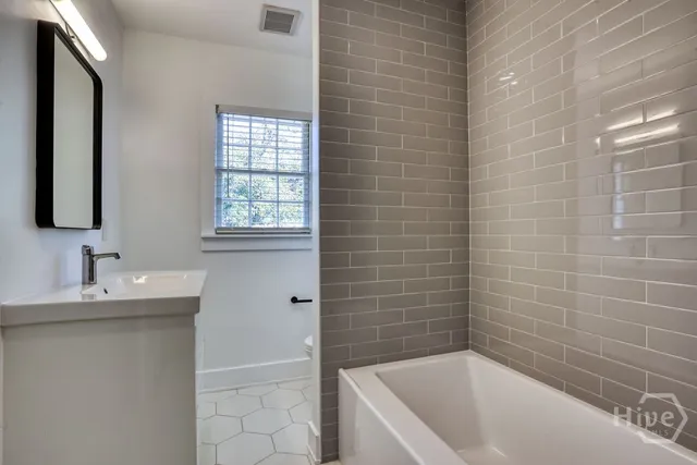 $2,200 | 916 Maupas Avenue, Unit TWO, Savannah, GA 31401