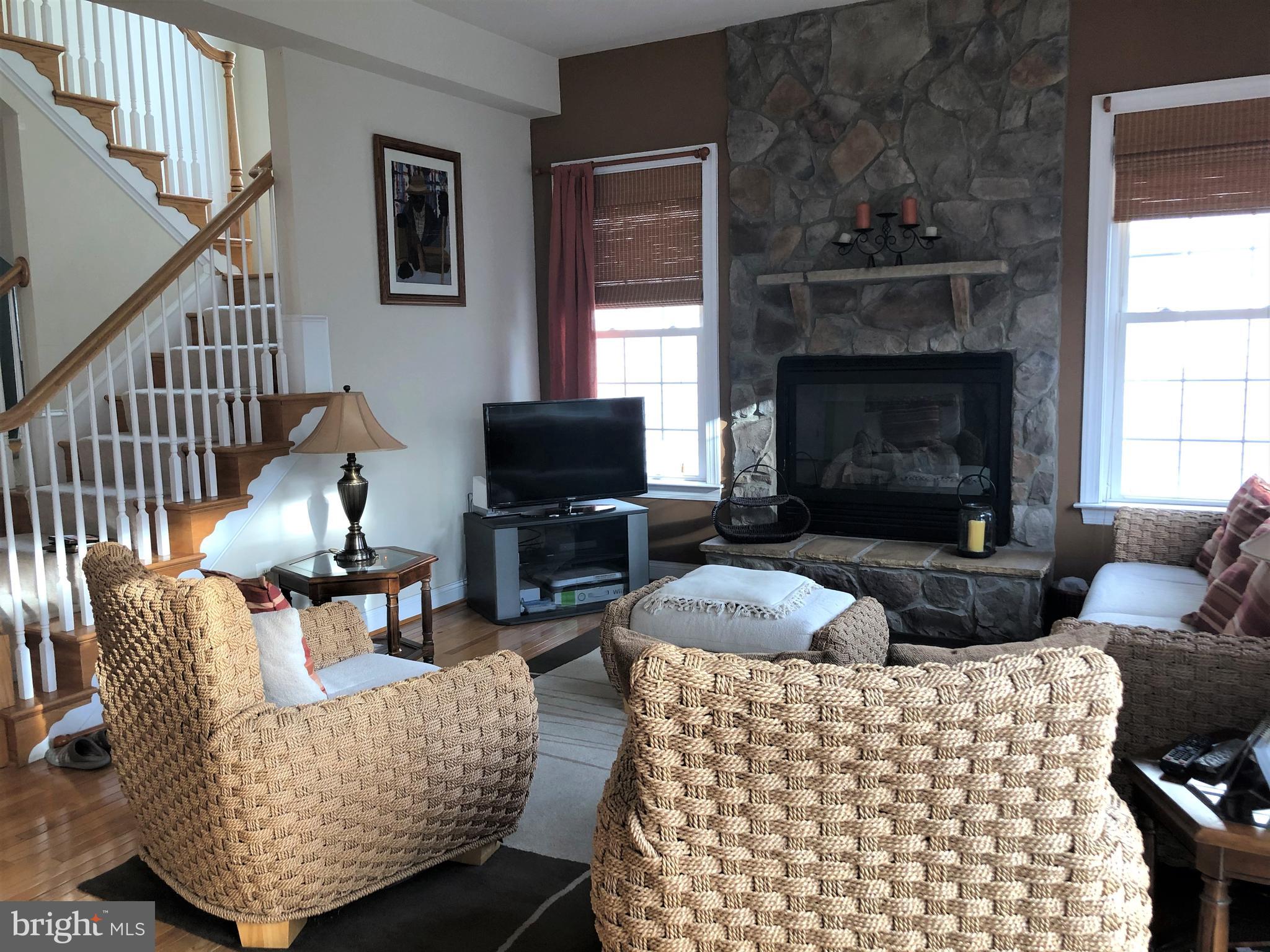 4853 Muddler Way Fairfax, VA 22030 - Photo 4 of 31 Cozy Family Room