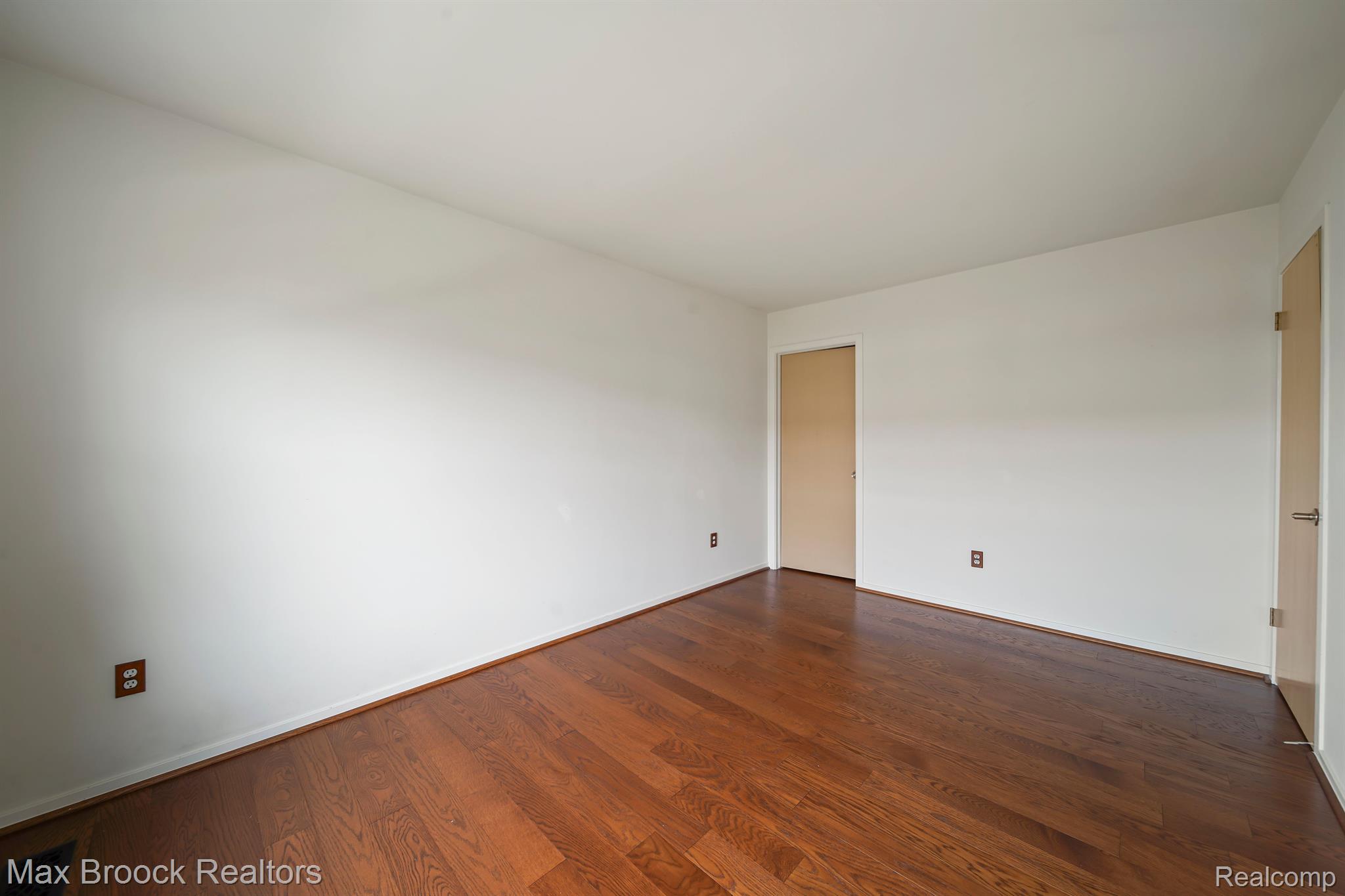 24497 Woodbridge Road Warren, MI 48091 - Photo 13 of 18 Extra Large Room