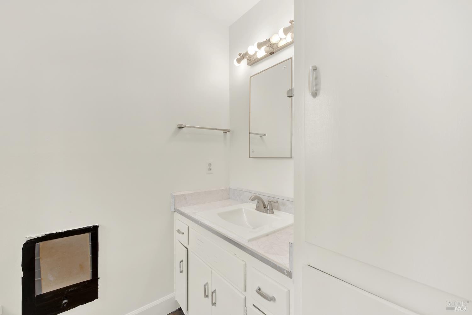 2715 Limerick Road San Pablo, CA 94806 - Photo 32 of 42 Ensuite