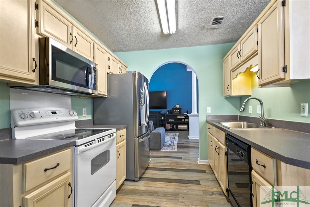 21 Highpoint Court Savannah, GA 31410 - Photo 11 of 37 KITCHEN