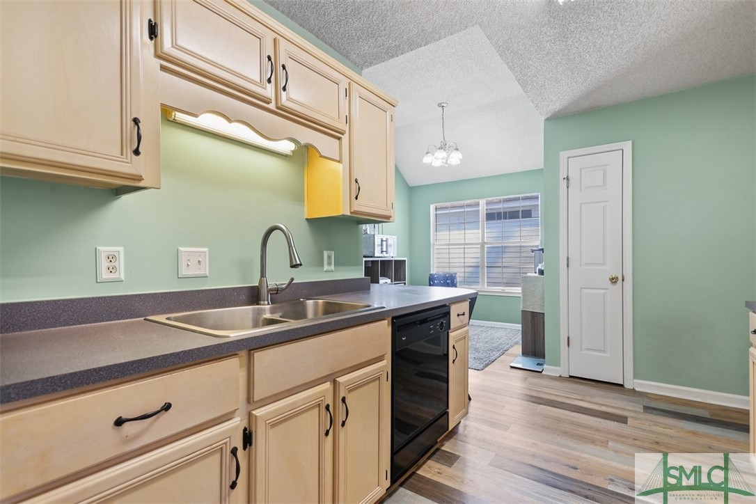 21 Highpoint Court Savannah, GA 31410 - Photo 12 of 37 KITCHEN