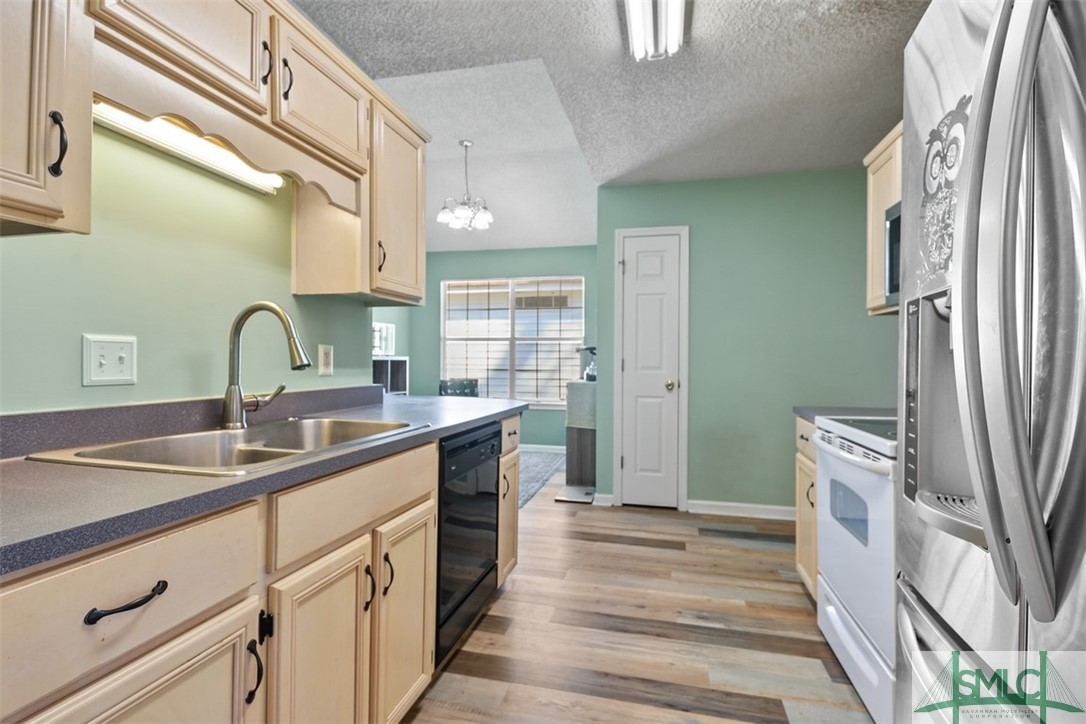 21 Highpoint Court Savannah, GA 31410 - Photo 13 of 37 KITCHEN