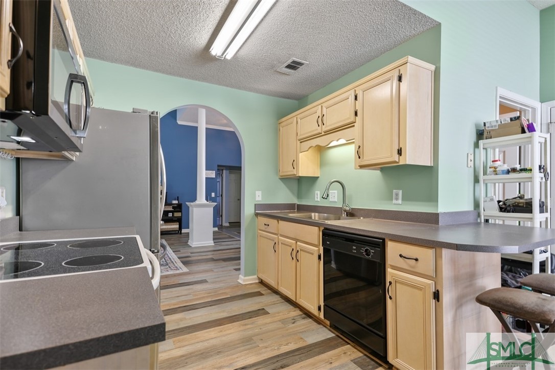 21 Highpoint Court Savannah, GA 31410 - Photo 14 of 37 KITCHEN WITH BREAKFAST BAR