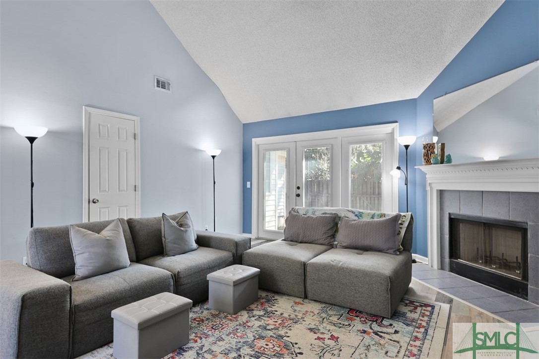 21 Highpoint Court Savannah, GA 31410 - Photo 5 of 37 FAMILY ROOM