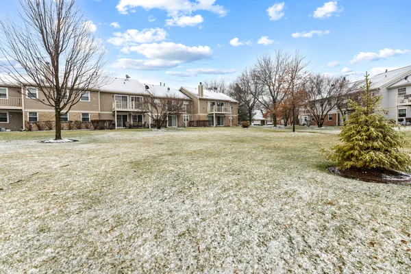 $299,900 | 2838 Meadow Lane, Unit W2, Schaumburg, IL 60193