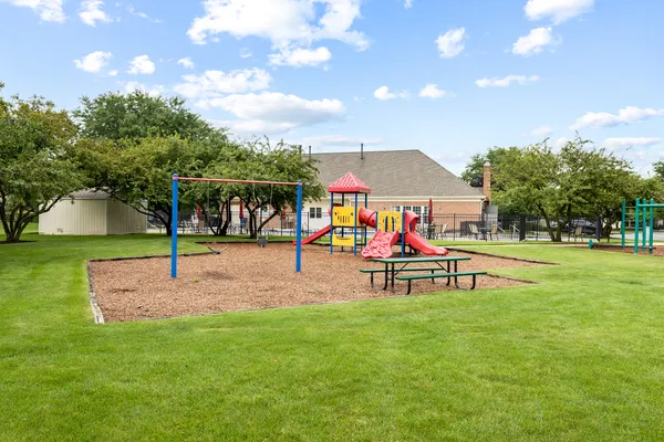 $299,900 | 2838 Meadow Lane, Unit W2, Schaumburg, IL 60193