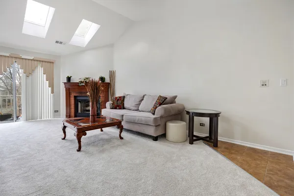 $299,900 | 2838 Meadow Lane, Unit W2, Schaumburg, IL 60193