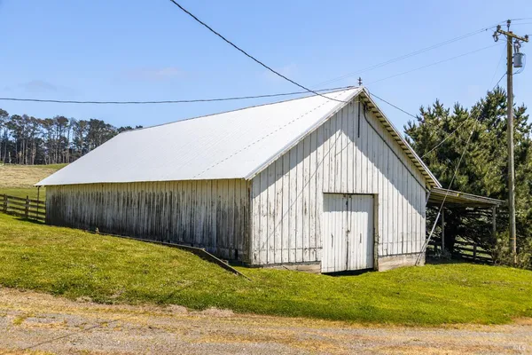 $5,800,000 | 21601 Highway 1, Point Arena, CA 95468