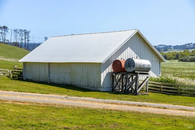 $5,800,000 | 21601 Highway 1, Point Arena, CA 95468