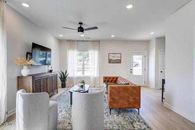 $2,100 | 4165 Gambrel Oaks Street, Blountville, TN 37617