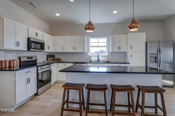 $1,950 | 4165 Gambrel Oaks Street, Blountville, TN 37617