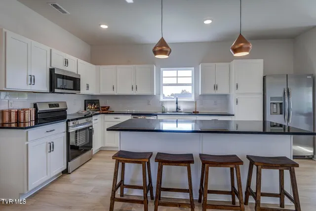 $2,100 | 4165 Gambrel Oaks Street, Blountville, TN 37617