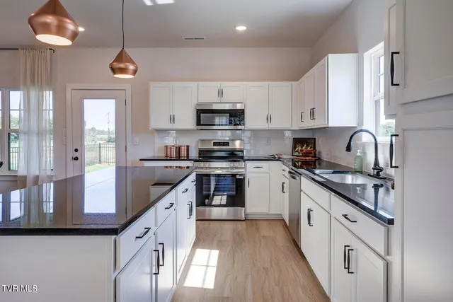 $2,100 | 4165 Gambrel Oaks Street, Blountville, TN 37617