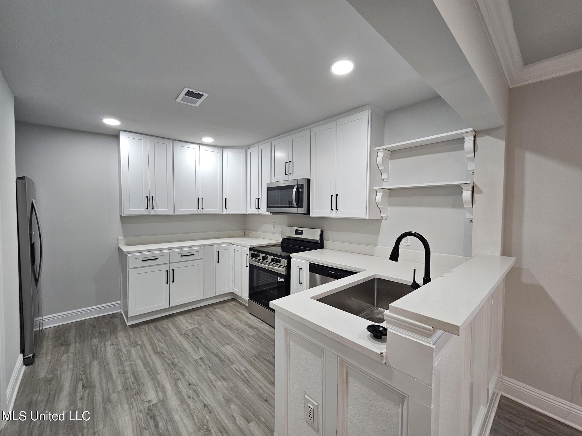 3517 Raintree Drive Gautier, MS 39553 - Photo 7 of 19 kitchen